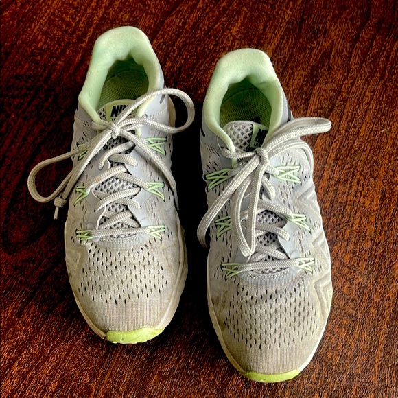Free!! Nike Women's 7.5 Gray and Green Zoom condition fly knit Running Shoes - Picture 2 of 8
